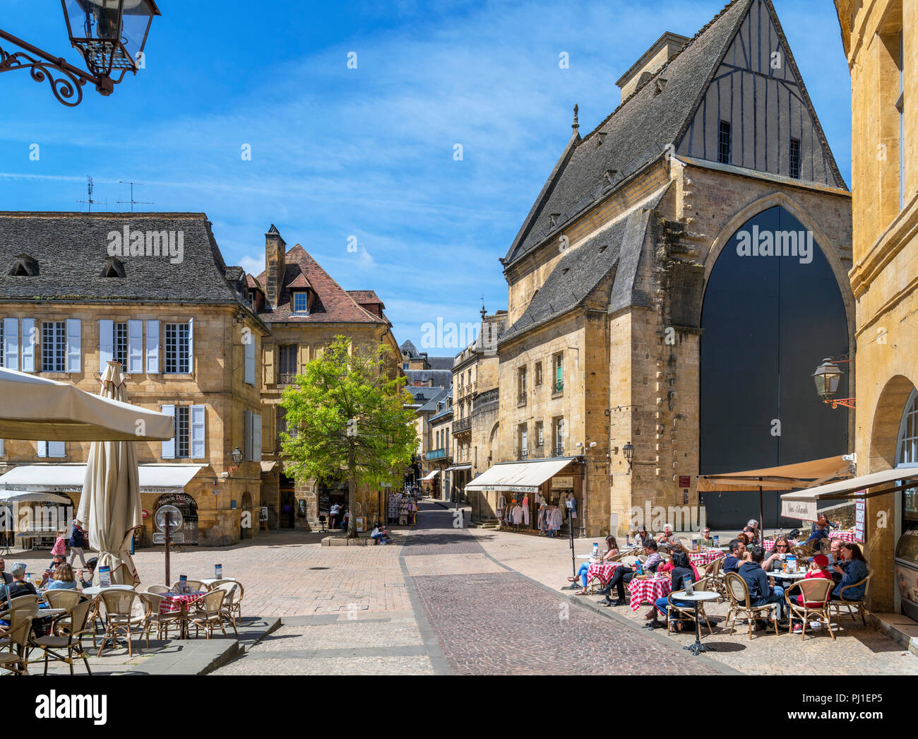 Cafés auf dem Place de la Liberte in Richtung Old St. Mary's Church, Sarlat, Dordogne, Frankreich Stockfoto