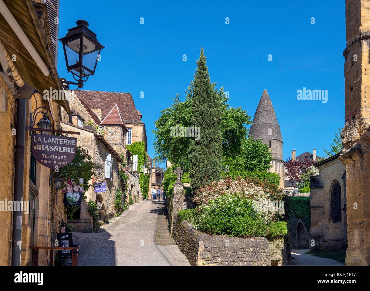 Ausblick auf die Rue Montaigne aus neben der Kathedrale in der Altstadt, Sarlat, Dordogne, Frankreich Stockfoto