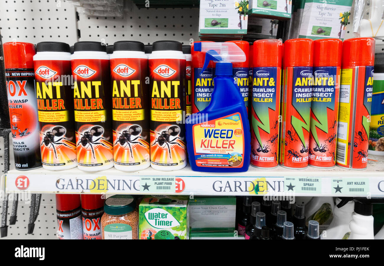 Doff Ant und Insektenvernichter und Unkrautvernichtungsmittel in Poundland speichern. Großbritannien Stockfoto