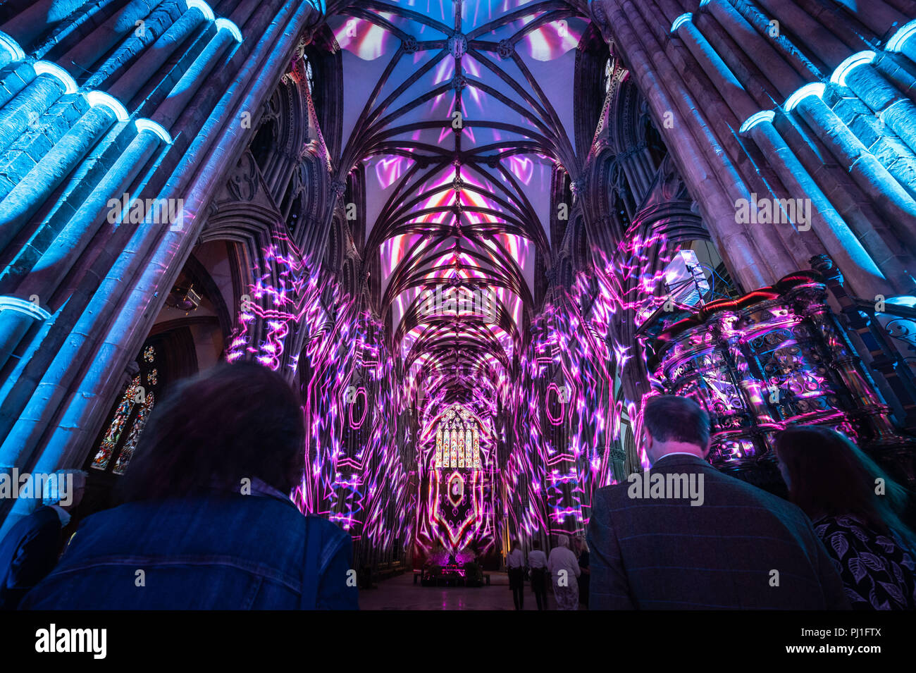 Kathedrale von Lichfield, Lichfield, Staffordshire, Großbritannien. 16. August 2018. Hunderte von geladenen Gästen zusehen, wie Kathedrale von Lichfield liegt spektakulär beleuchtet Stockfoto