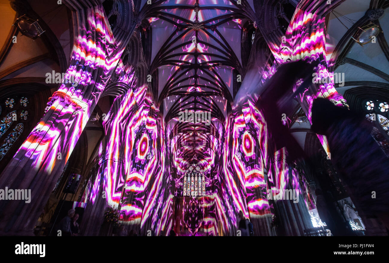 Kathedrale von Lichfield, Lichfield, Staffordshire, Großbritannien. 16. August 2018. Hunderte von geladenen Gästen zusehen, wie Kathedrale von Lichfield liegt spektakulär beleuchtet Stockfoto