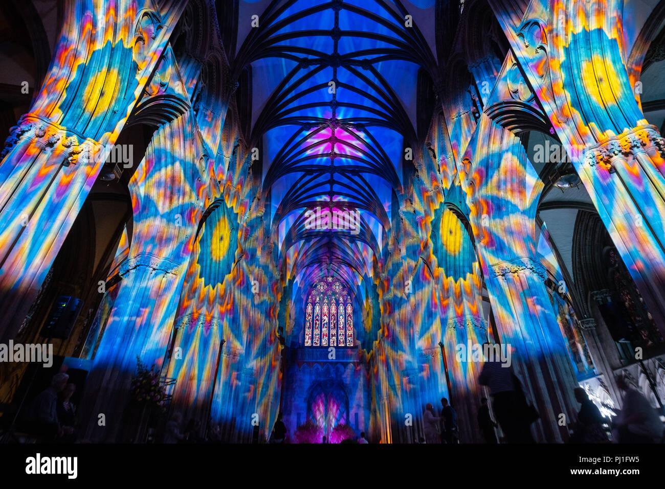 Kathedrale von Lichfield, Lichfield, Staffordshire, Großbritannien. 16. August 2018. Hunderte von geladenen Gästen zusehen, wie Kathedrale von Lichfield liegt spektakulär beleuchtet Stockfoto