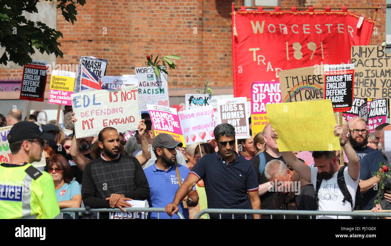 Eine Gruppe von Menschen, die Slogans bei einem EDL-Protest in Worcester, Großbritannien, hielten. Stockfoto