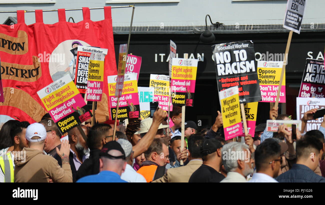 Eine Gruppe von Menschen, die Slogans bei einem EDL-Protest in Worcester, Großbritannien, aus nächster Nähe hielten. Stockfoto