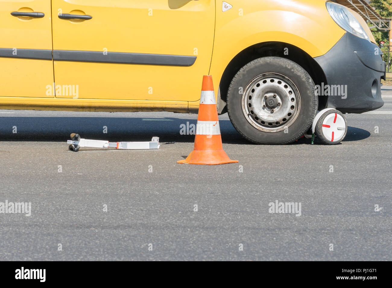 Nahaufnahme eines Rollers auf einen Fußgängerüberweg. Ausgabe, die Sicherheit der Kinder auf der Straße. Teile der elektrischen scooter unter die Räder von der Maschine. Stockfoto