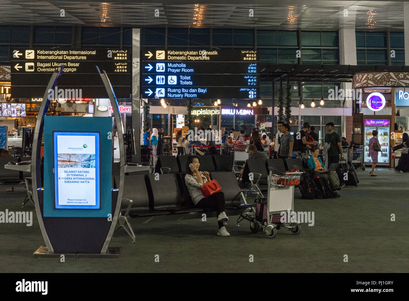 Passagiere im neuen Terminal des internationalen Flughafen Soekarno-Hatta Jakarta, Indonesien. Stockfoto