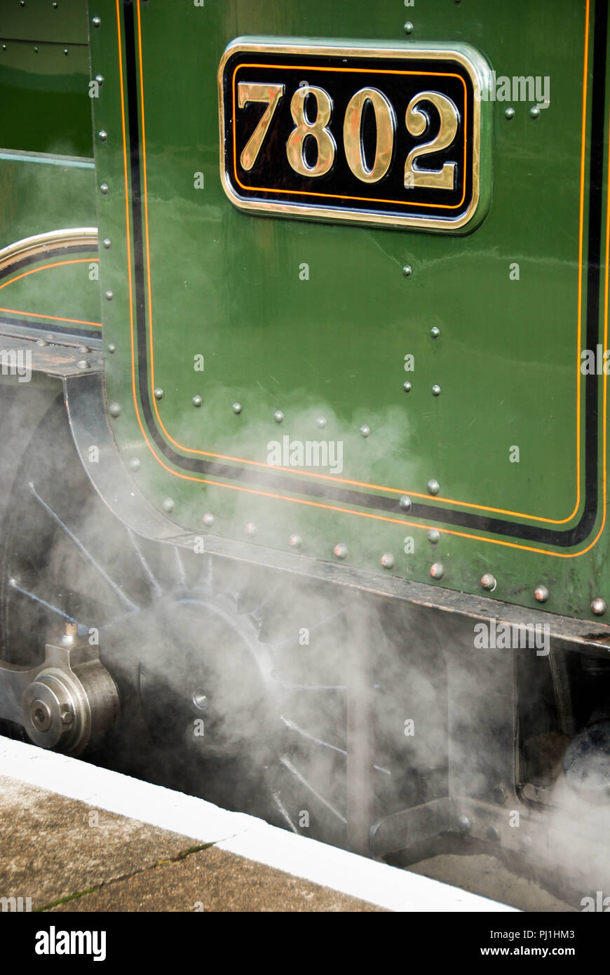 Dampf steigt von der Dampfmaschine Bradley Manor neben eine Plattform in Meuselwitz auf dem Severn Valley Railway Stockfoto