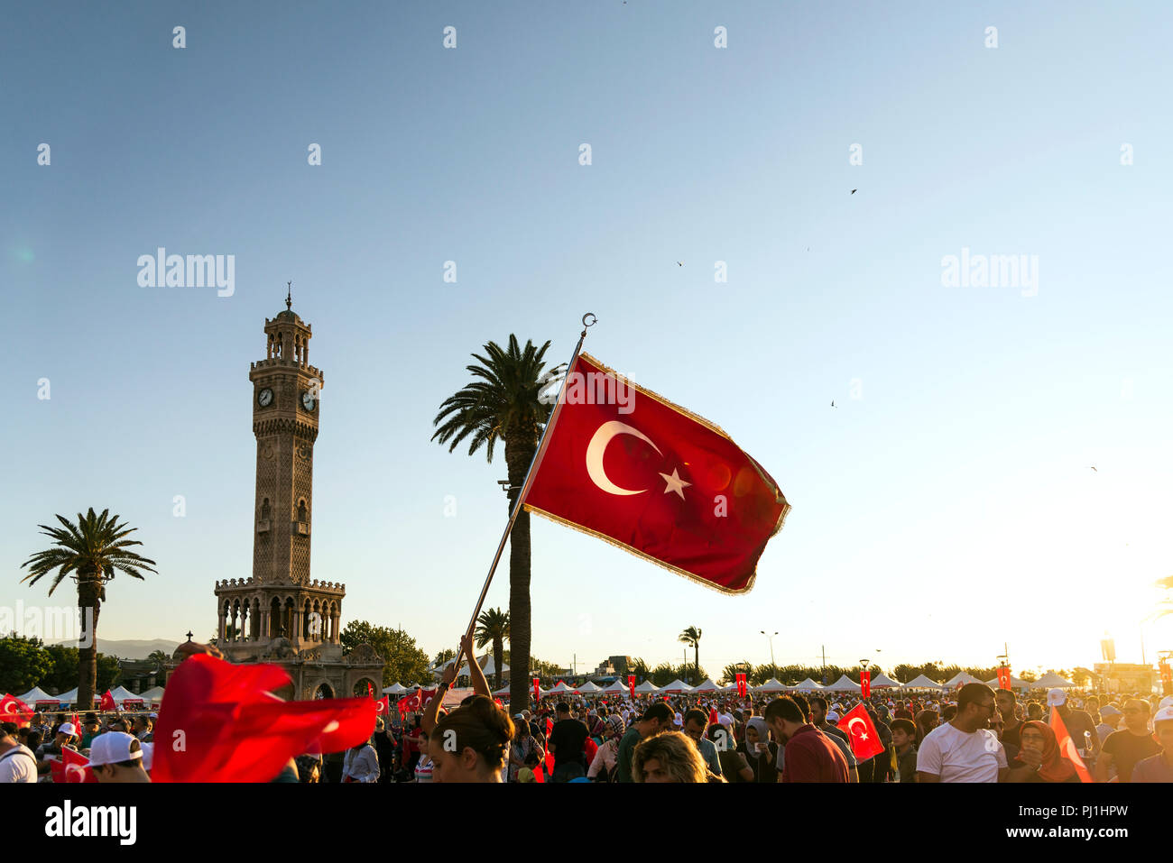 Турция 1 июня. Флаг Измира. 15 Июня в Турции. Турция Измир люди. Измир и флаг Турции.