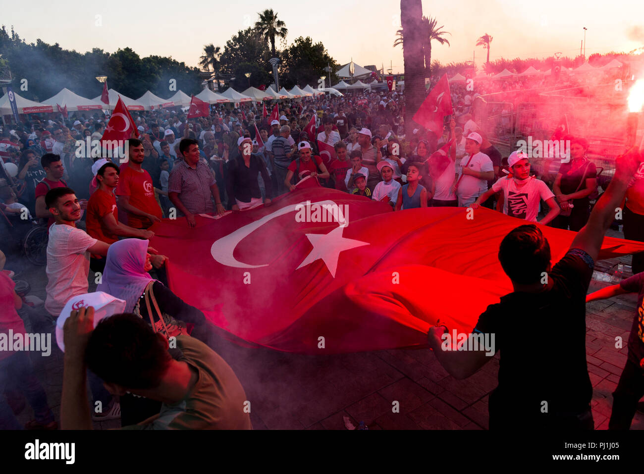 Izmir, Türkei - 15. Juni 2018: 15. Juni Tag der Demokratie in der Türkei Izmir. Menschen mit türkischen Fahnen auf Konak Platz in Izmir und vor der Seine Stockfoto