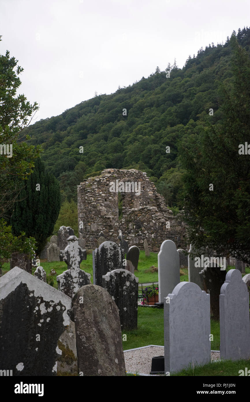 Neue & alte Grabsteine mit Inschriften für die Verstorbenen. Stockfoto