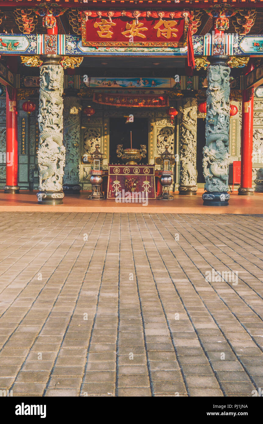 Chinesische Tempel, schwierige Details eines chinesischen Ort der Anbetung in Bali, Indonesien; religiöse Architektur Stockfoto