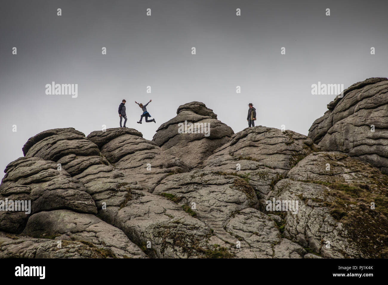Rock hopping auf Haytor in Dartmoor, Großbritannien Stockfoto