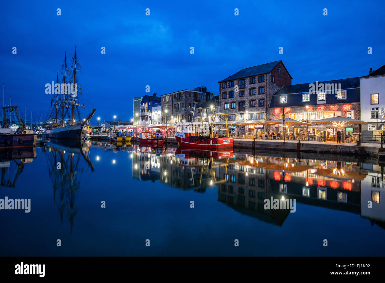 Schöne Reflexionen auf den Hafen Standlicht und Restaurants in Plymouth Barbican Bereich in der Nähe des Hafens Stockfoto