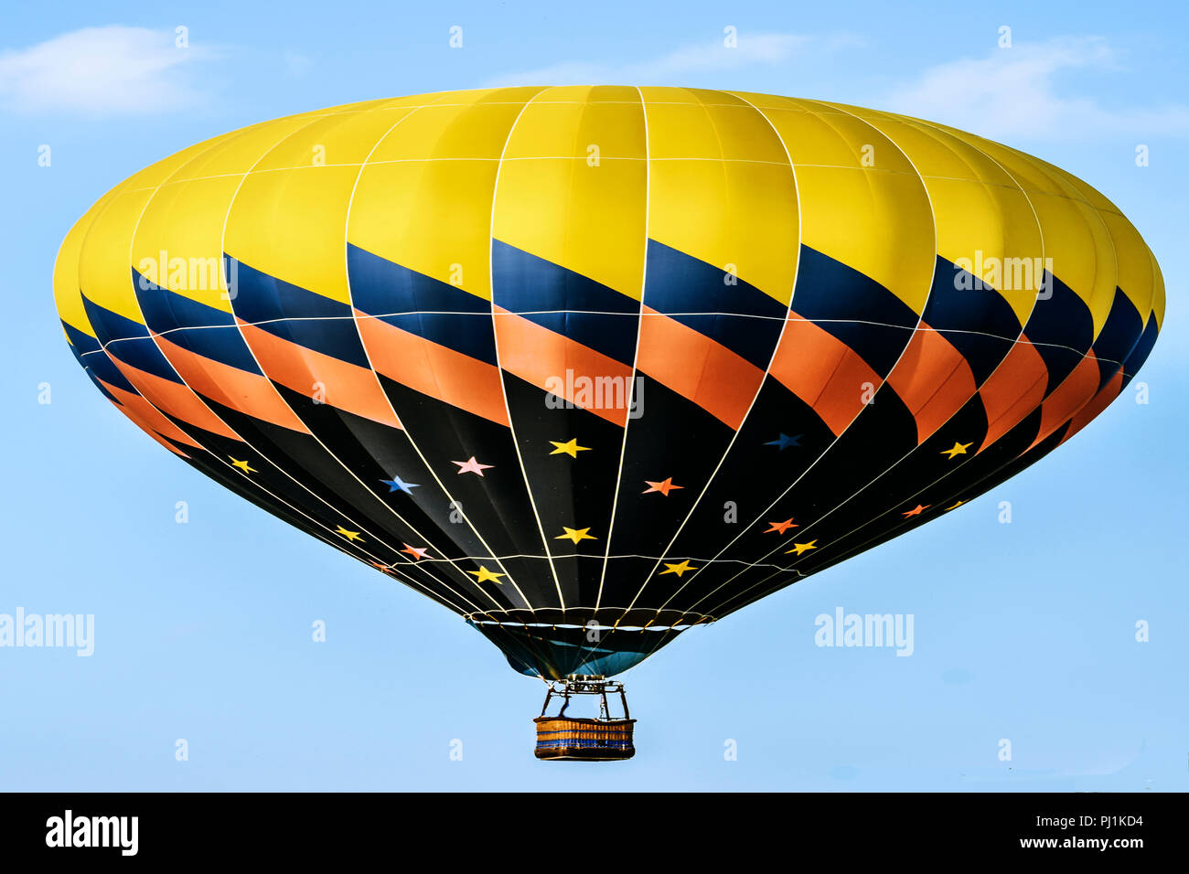 Gelb und Schwarz Heißluftballon in der Luft Stockfoto