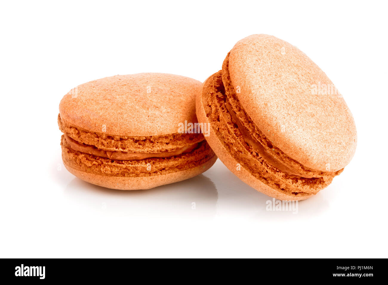 Orange macarons auf weißem Hintergrund closeup isoliert. Stockfoto