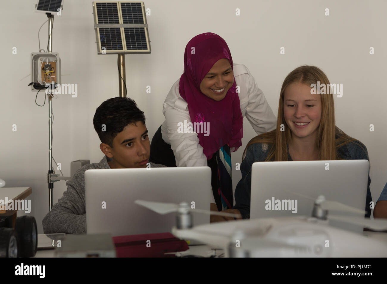 Pilotin diskutieren über Laptop Stockfoto