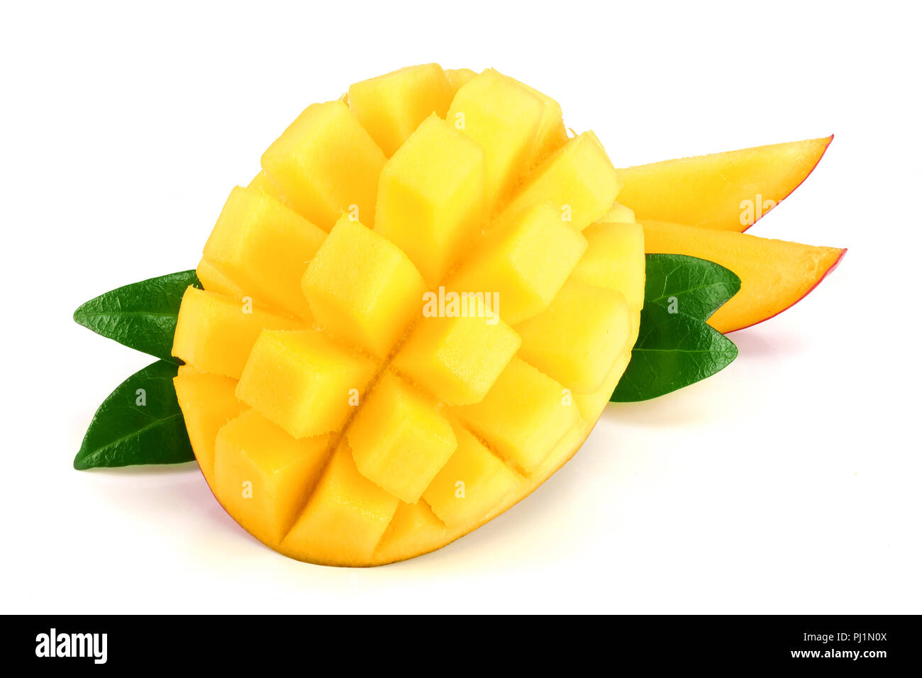 Mango Obst Hälfte mit Blättern und Schichten auf weißem Hintergrund schließen isoliert. Stockfoto