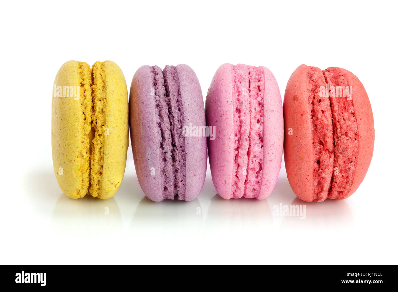 Bunte macarons auf weißem Hintergrund closeup isoliert. Stockfoto