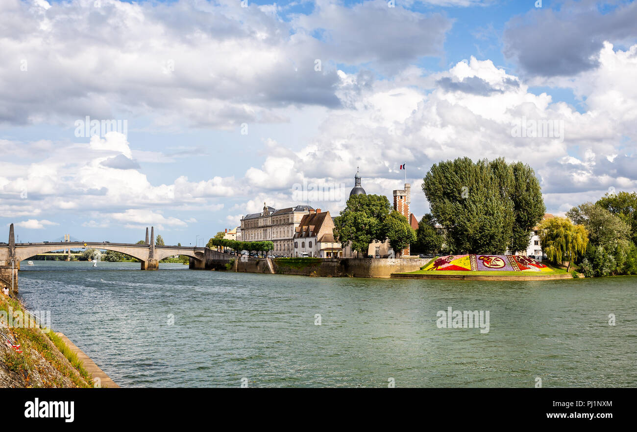 Blick über den Fluss Saone auf die Insel Saint Laurent, Chalon sur Saone, Burgund, Frankreich am 29. August 2018 Stockfoto