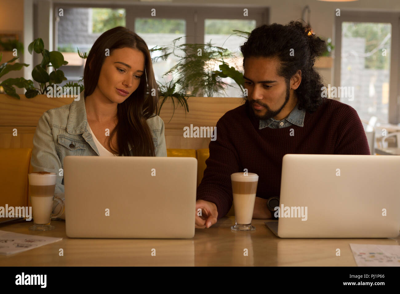 Paar diskutieren über Laptop im Cafe Stockfoto
