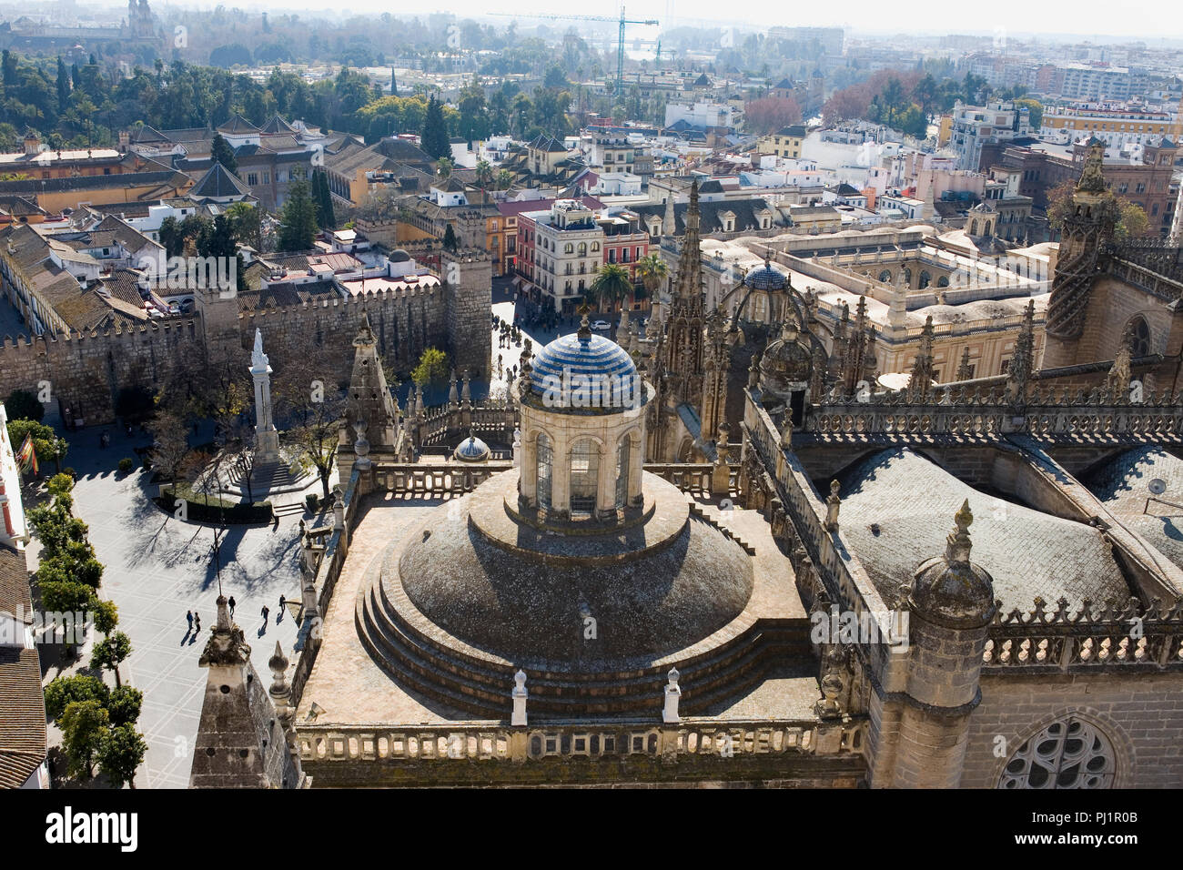 Die Kathedrale im Vordergrund, die Plaza del Triunfo, und darüber hinaus, El Alcázar, Sevilla, Andalusien, Spanien: Blick von der Giralda Turm Stockfoto
