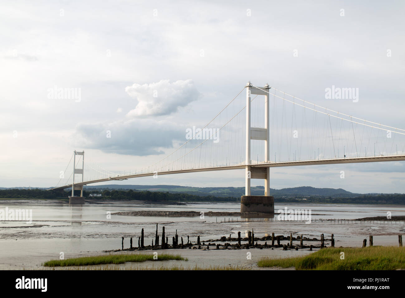 Blick auf den Severn Bridge und dem Fluss Severn bei Ebbe von der englischen Seite. Suspension Bridge. Mautgebühren fällig in 2018 zu Ende. M48 Autobahn Stockfoto