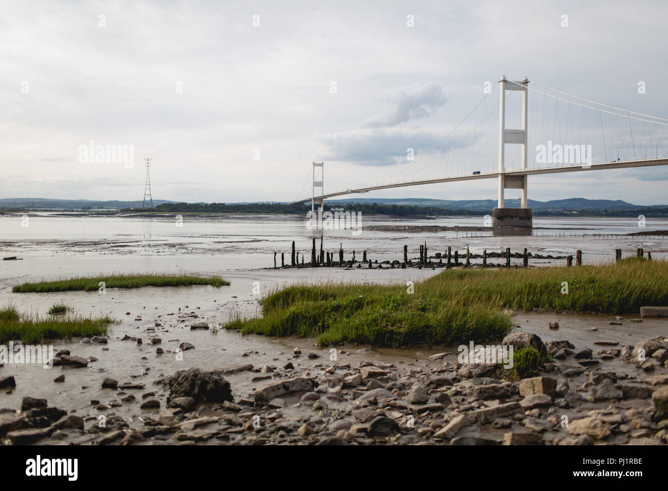 Blick auf den Severn Bridge und dem Fluss Severn bei Ebbe von der englischen Seite. Suspension Bridge. Mautgebühren fällig in 2018 zu Ende. M48 Autobahn Stockfoto