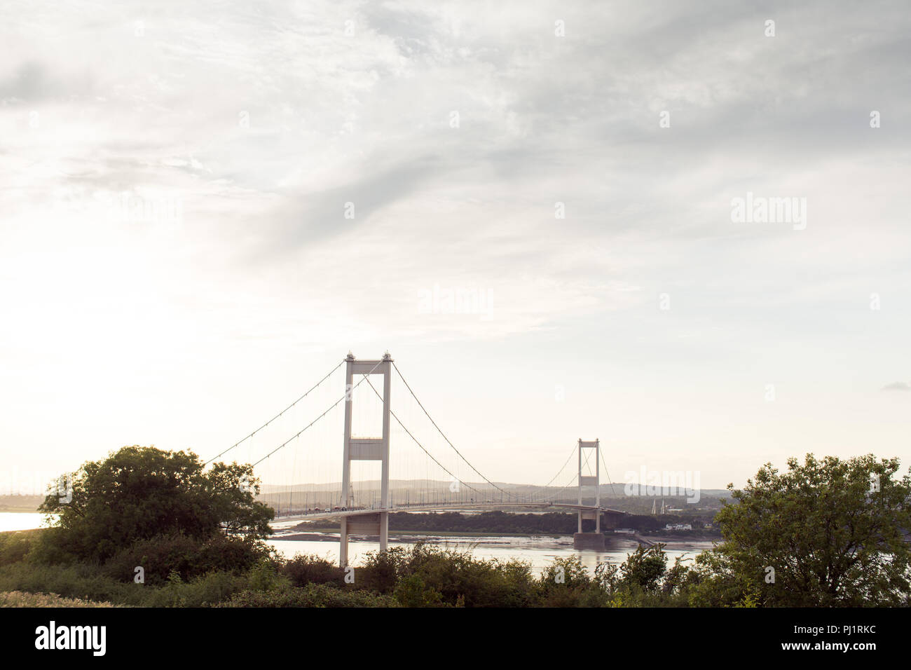 Blick auf den Severn Bridge und dem Fluss Severn bei Ebbe von der englischen Seite. Suspension Bridge. Mautgebühren fällig in 2018 zu Ende. M48 Autobahn Stockfoto