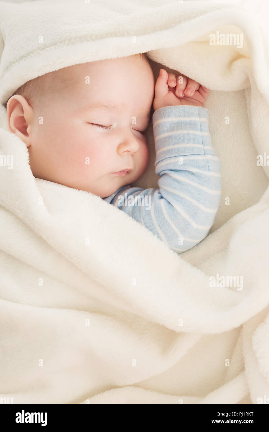 Baby schläft mit weichen, weißen Decke abgedeckt Stockfotografie - Alamy