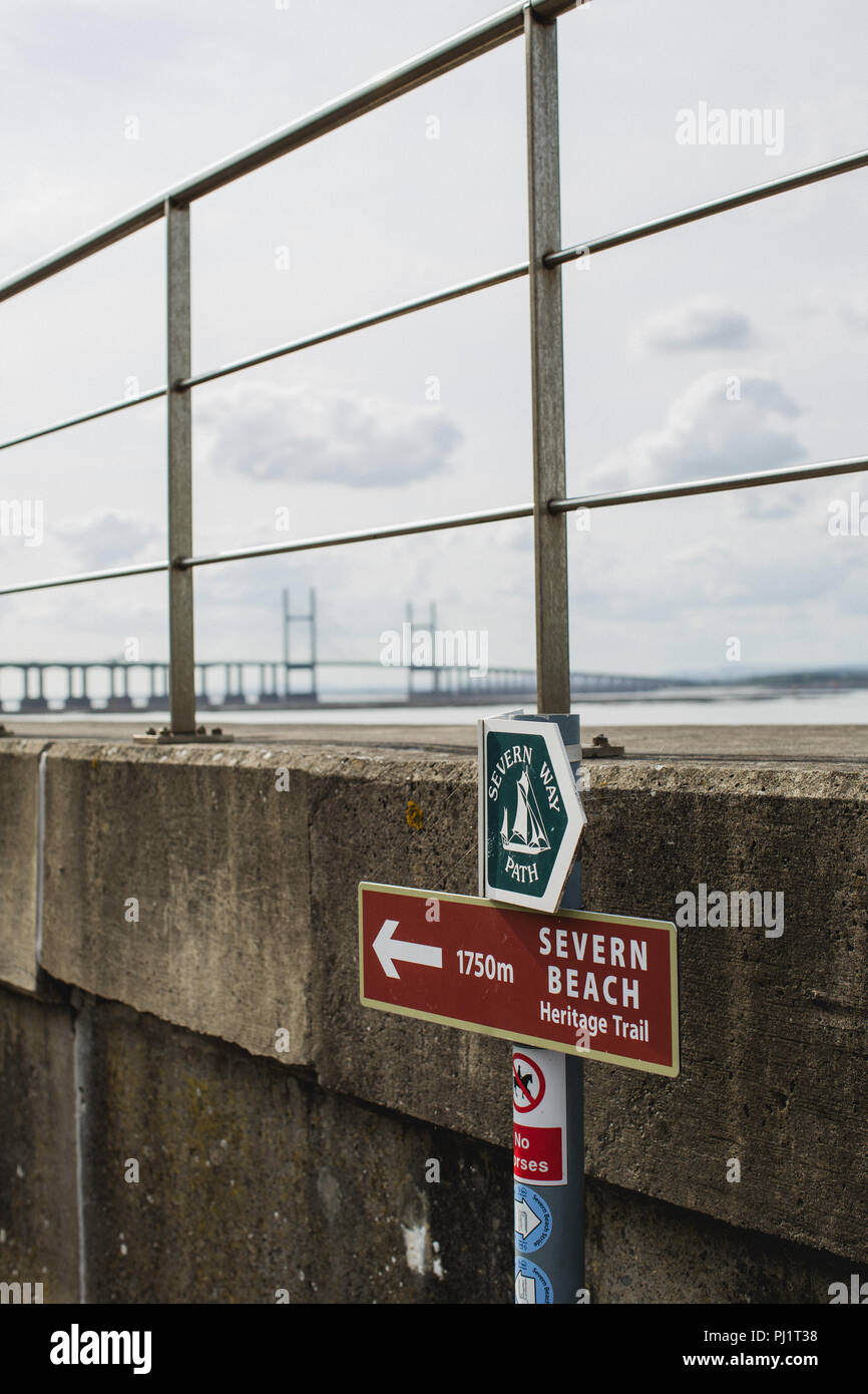 Schild auf den Severn Weise öffentlichen Fußweg (lange Strecke an der Küste zu Fuß) mit Wegbeschreibung zu Severn Strand Heritage Trail Stockfoto