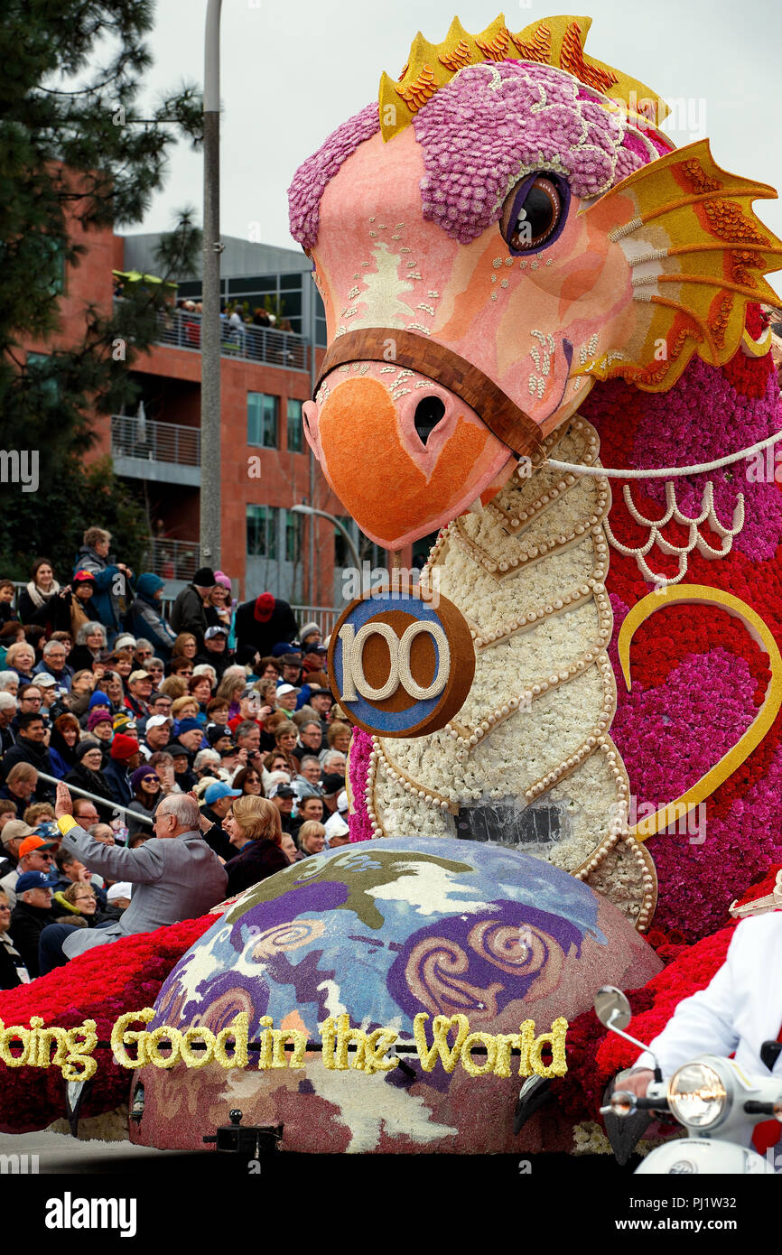 Ein Schwimmer auf der Route der Turnier 2017 von Roses Parade, Rose Parade, Pasadena, Kalifornien, Vereinigte Staaten von Amerika Stockfoto