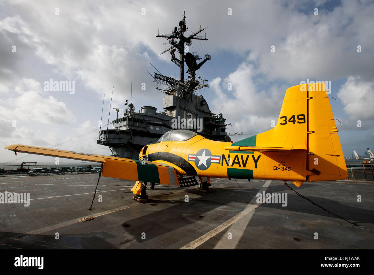 North American T-28 Trojan (138349) auf dem Deck der USS Hornet Museum, Alameda, Kalifornien, Vereinigte Staaten von Amerika Stockfoto