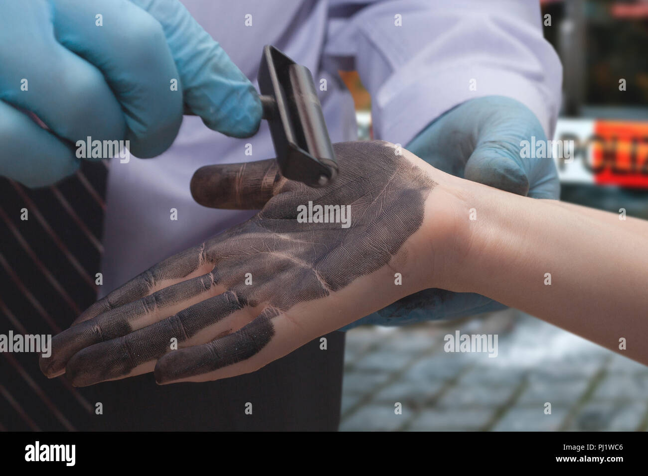 Der Polizist nimmt Fingerabdrücke von den Verdächtigen. Untersuchung der Kriminalität. Stockfoto