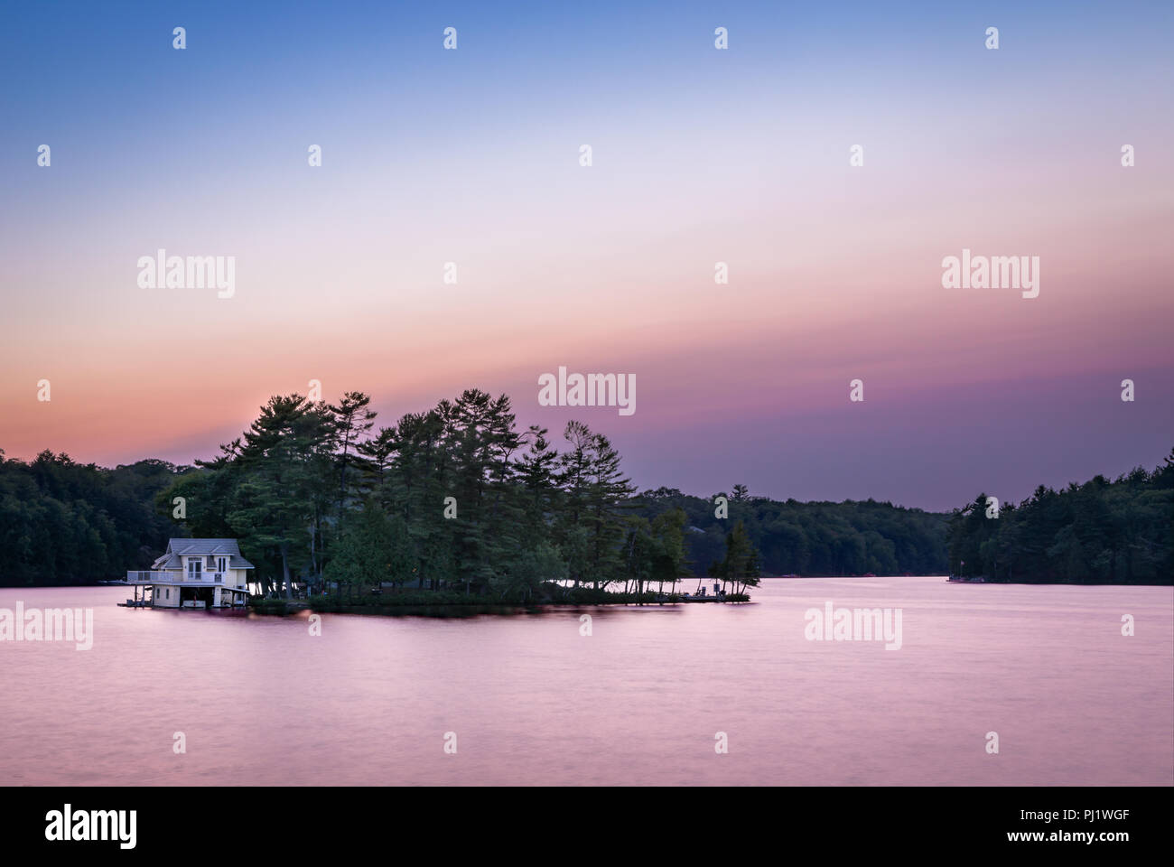 Eine kleine Hütte am See auf einer Insel in der muskokas, Ontario, bei Sonnenaufgang. Stockfoto