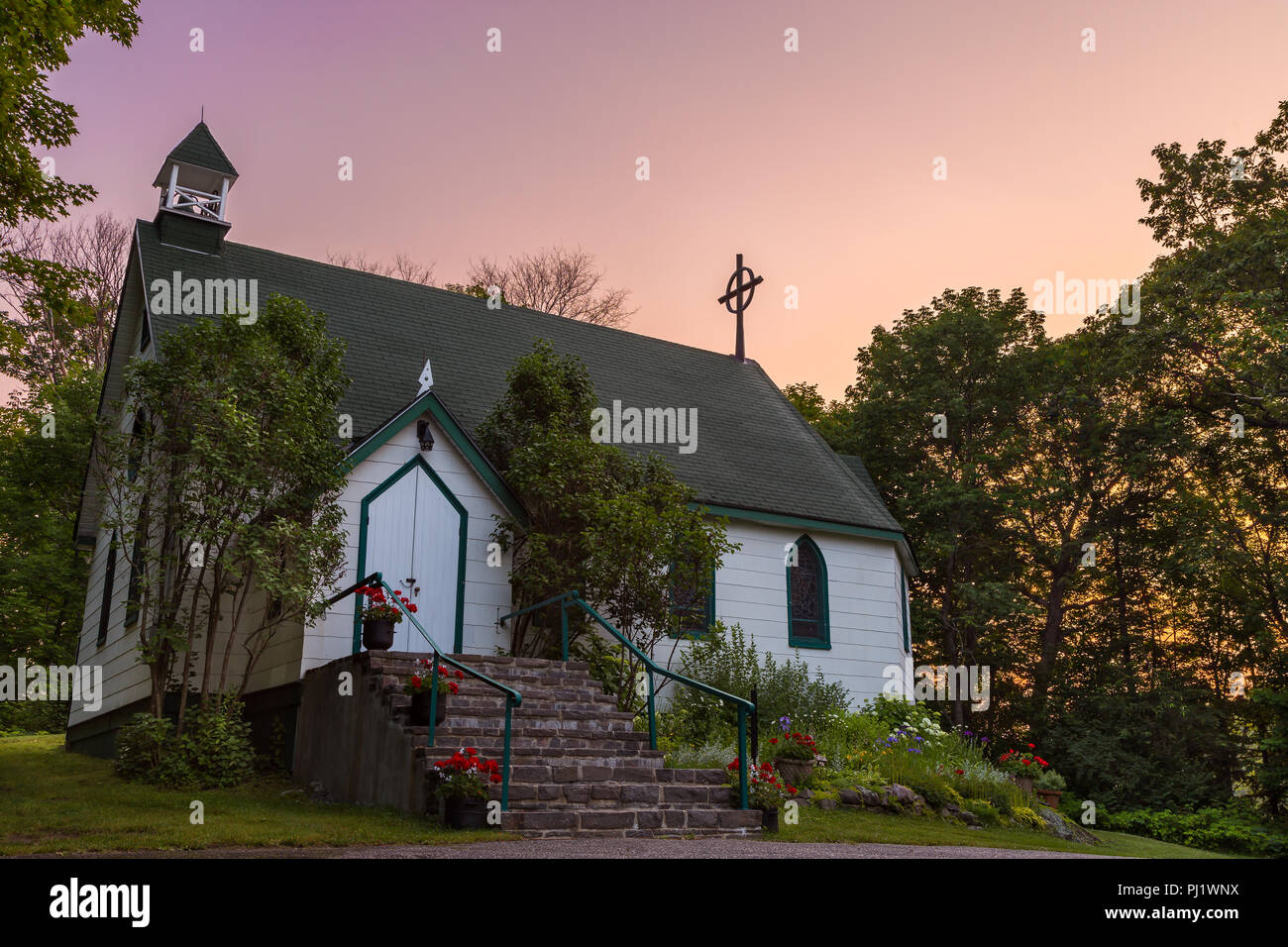 Ein Land Kirche in der muskokas in der Morgendämmerung. Stockfoto