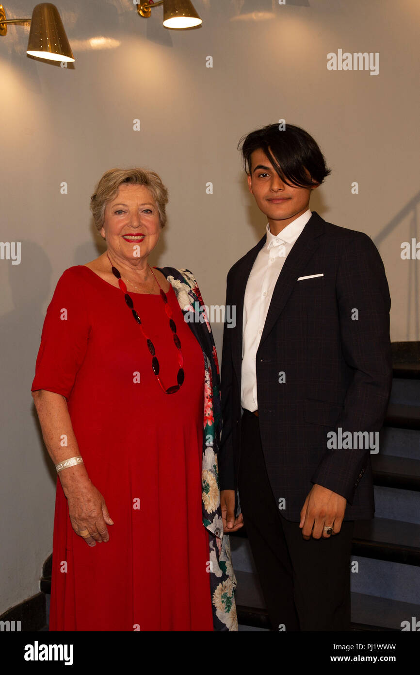 Marie-Luise Marjan als Helga Beimer und Aaron Rufer als JAMAL BAKKOUSH Stockfoto