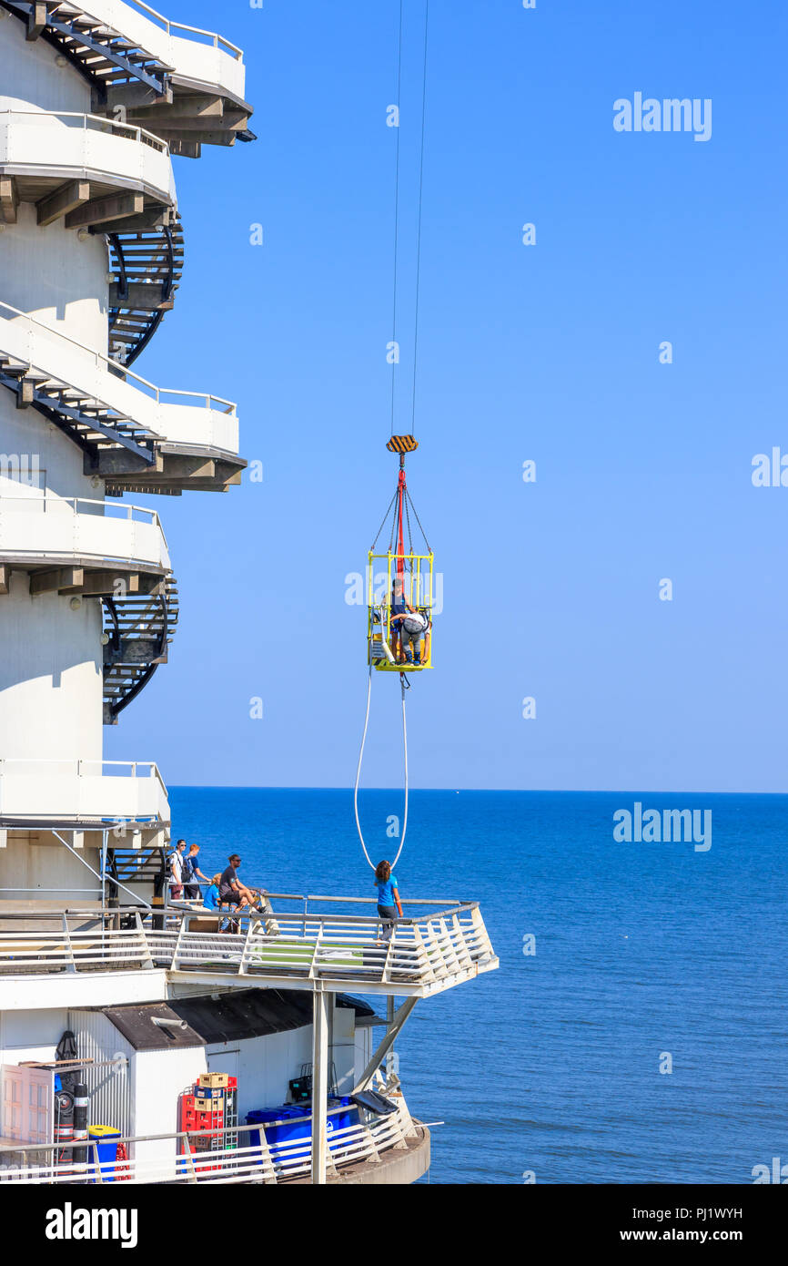 Scheveningen, Den Haag - September 02, 2018: die Menschen bereiten sich auf Bungee Jumping Stockfoto