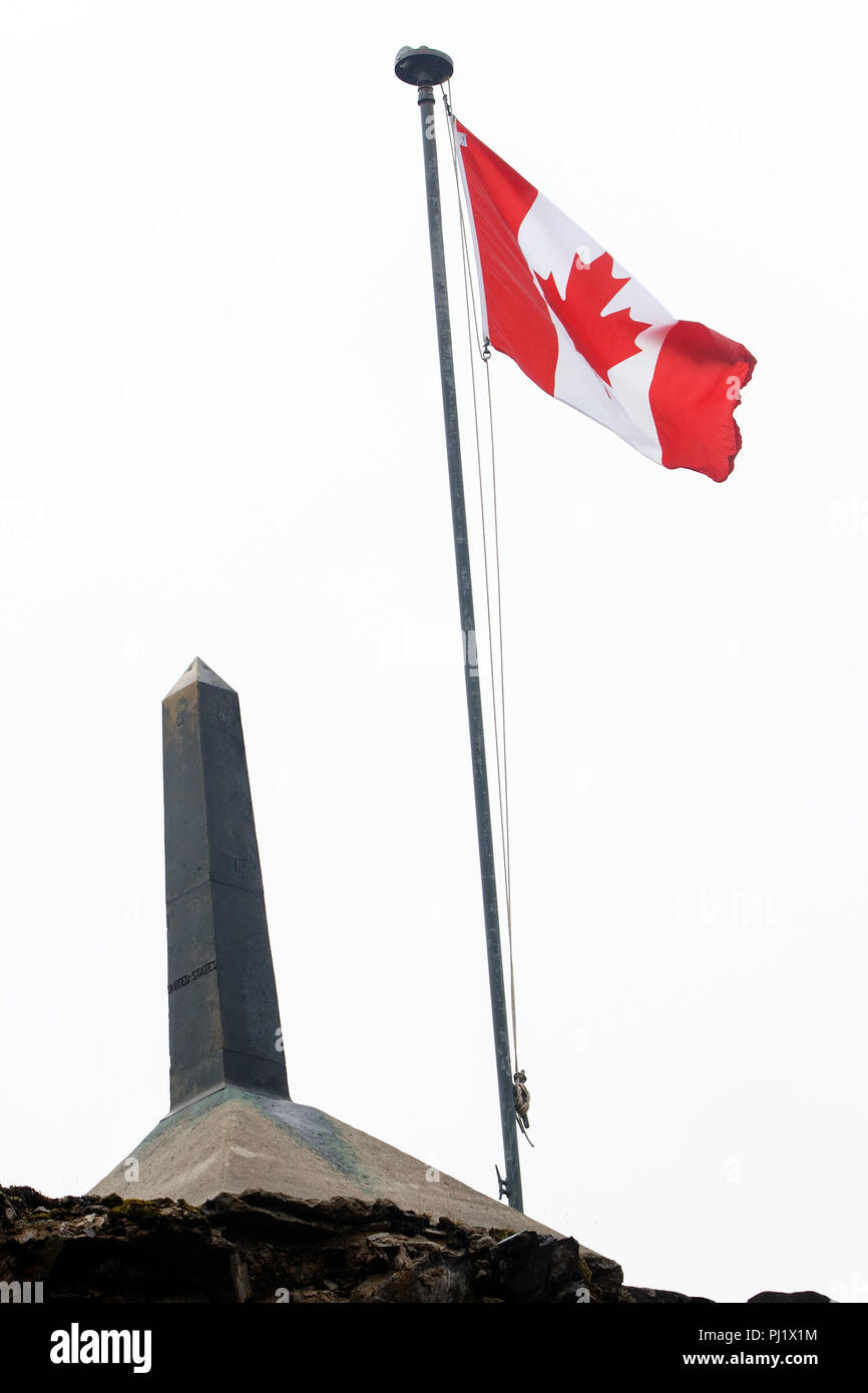 Kanadische Flagge an internationale Grenze mit den Vereinigten Staaten von Amerika entlang der White Pass und Yukon Route Bahn. Stockfoto