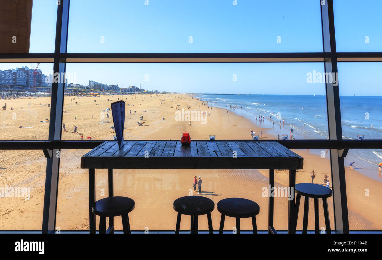 Tisch und Stühlen mit Blick auf den Strand von Scheveningen, Den Haag, Niederlande Stockfoto