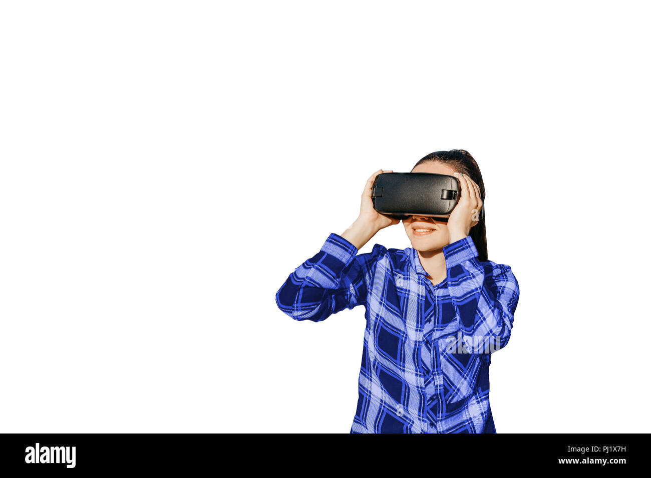 Die Frau mit der Brille der virtuellen Realität auf weißem Hintergrund. Zukunft Technik Konzept. Moderne bildgebende Technik. Stockfoto