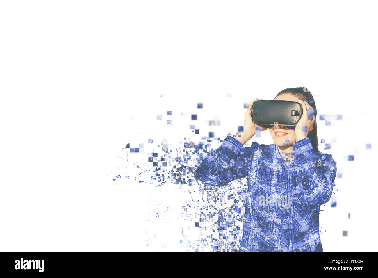 Die Frau mit der Brille der Virtuellen Realität. Zukunft Technik Konzept. Moderne bildgebende Technik. Durch Pixel fragmentiert Stockfoto
