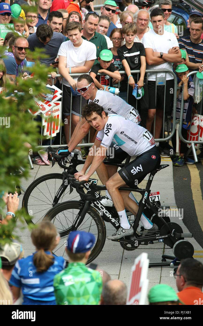 Geraint Thomas und Chris Froome mit Zuschauern am Ende der ersten Etappe der Tour von Großbritannien 2018 in der Stadt Newport South Wales GB UK 2018 Stockfoto