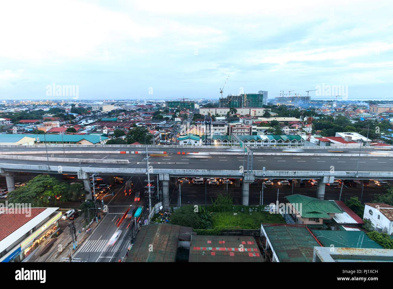 Parañaque, Metro Manila, Philippinen - ULY 27, 2018: Blick auf die Landstraße in Manila Stockfoto