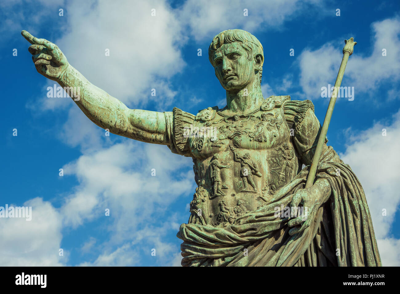 Caesar Augustus, dem ersten Kaiser des antiken Roms. Bronze monumentale Statue in der Mitte von Rom, mit Wolken Stockfoto