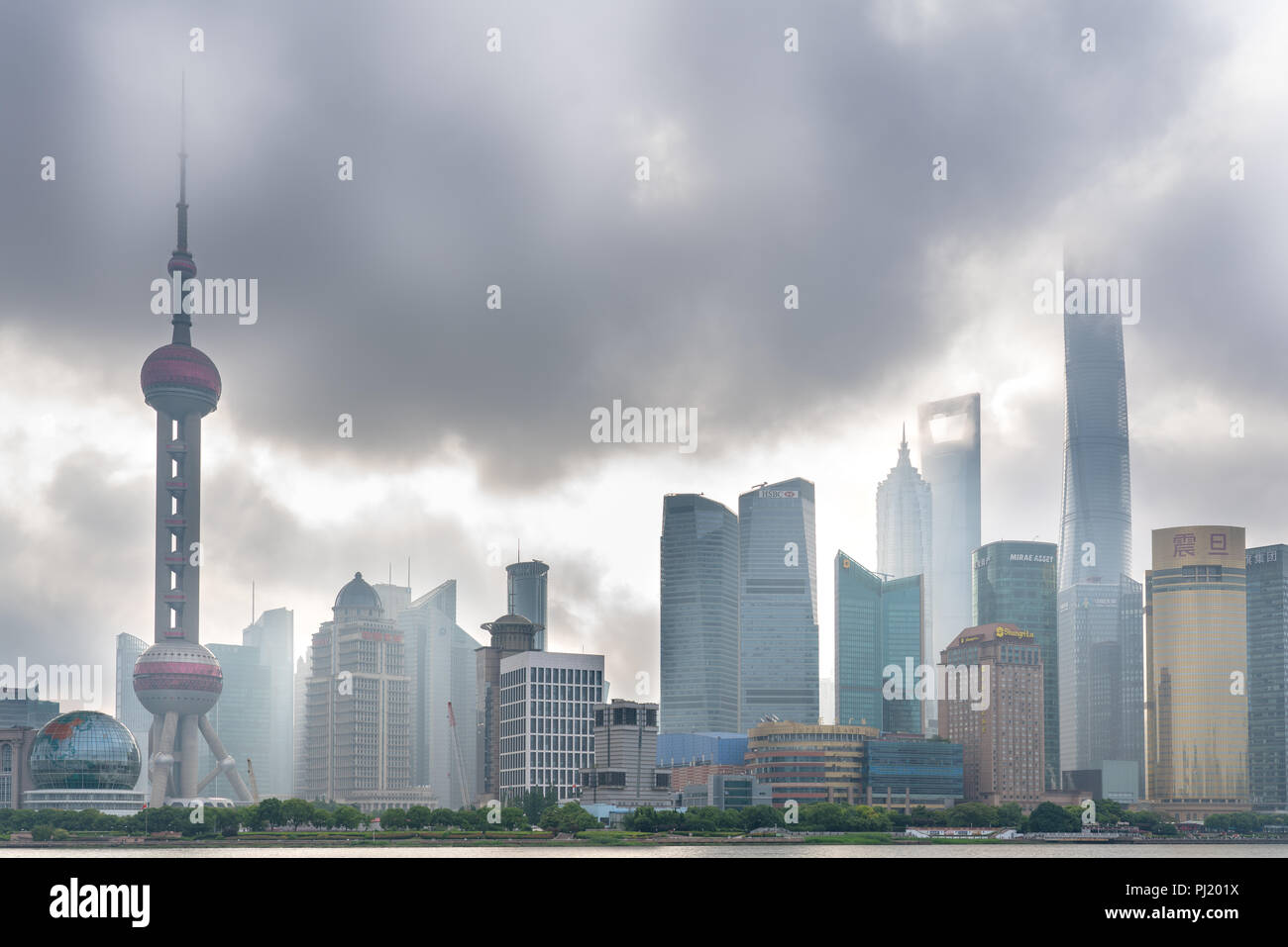 Skyline von Pudong am Morgen vom Bund in Shanghai, China. Stockfoto