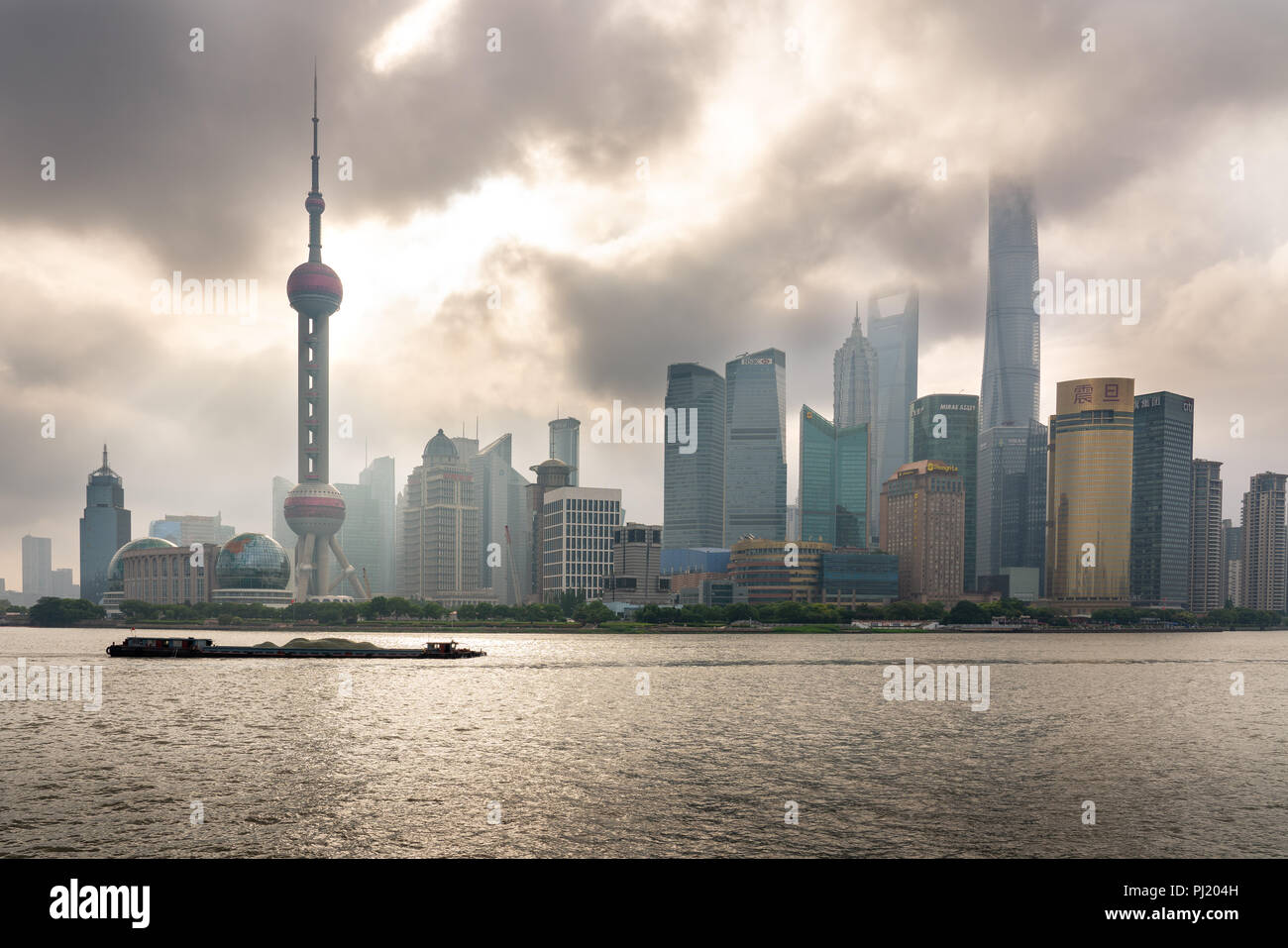 Skyline von Pudong am Morgen vom Bund in Shanghai, China. Stockfoto