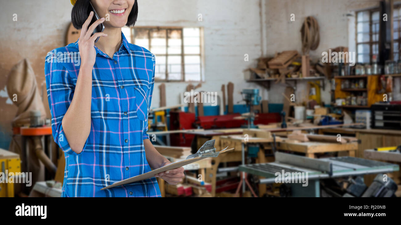 Das zusammengesetzte Bild der weiblichen Architekt Gespräch am Handy Stockfoto