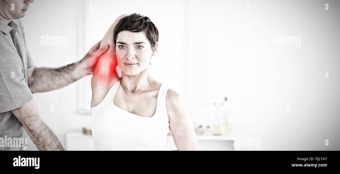 Das zusammengesetzte Bild im charmanten Patienten dabei einige Übungen unter Aufsicht Stockfoto