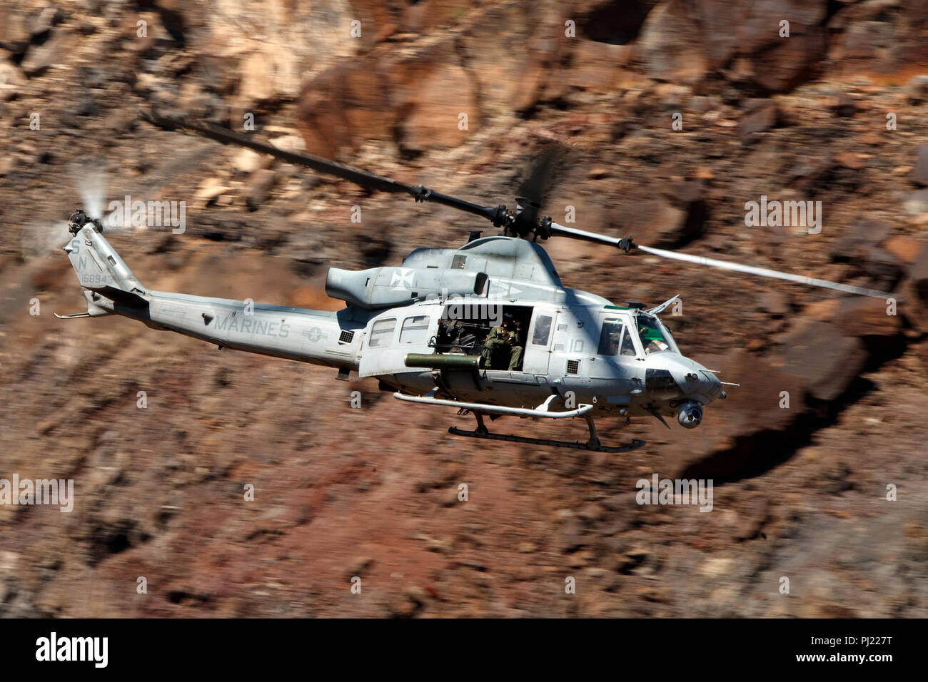 United States Marines Bell UH-1Y Venom (SN 168943) von der Marine Light Attack Helicopter Squadron 369 (HMLA-369) fliegt low level auf der Jedi Übergang durch Star Wars Canyon/Rainbow Canyon, Death Valley National Park, Panamint Springs, Kalifornien, Vereinigte Staaten von Amerika Stockfoto