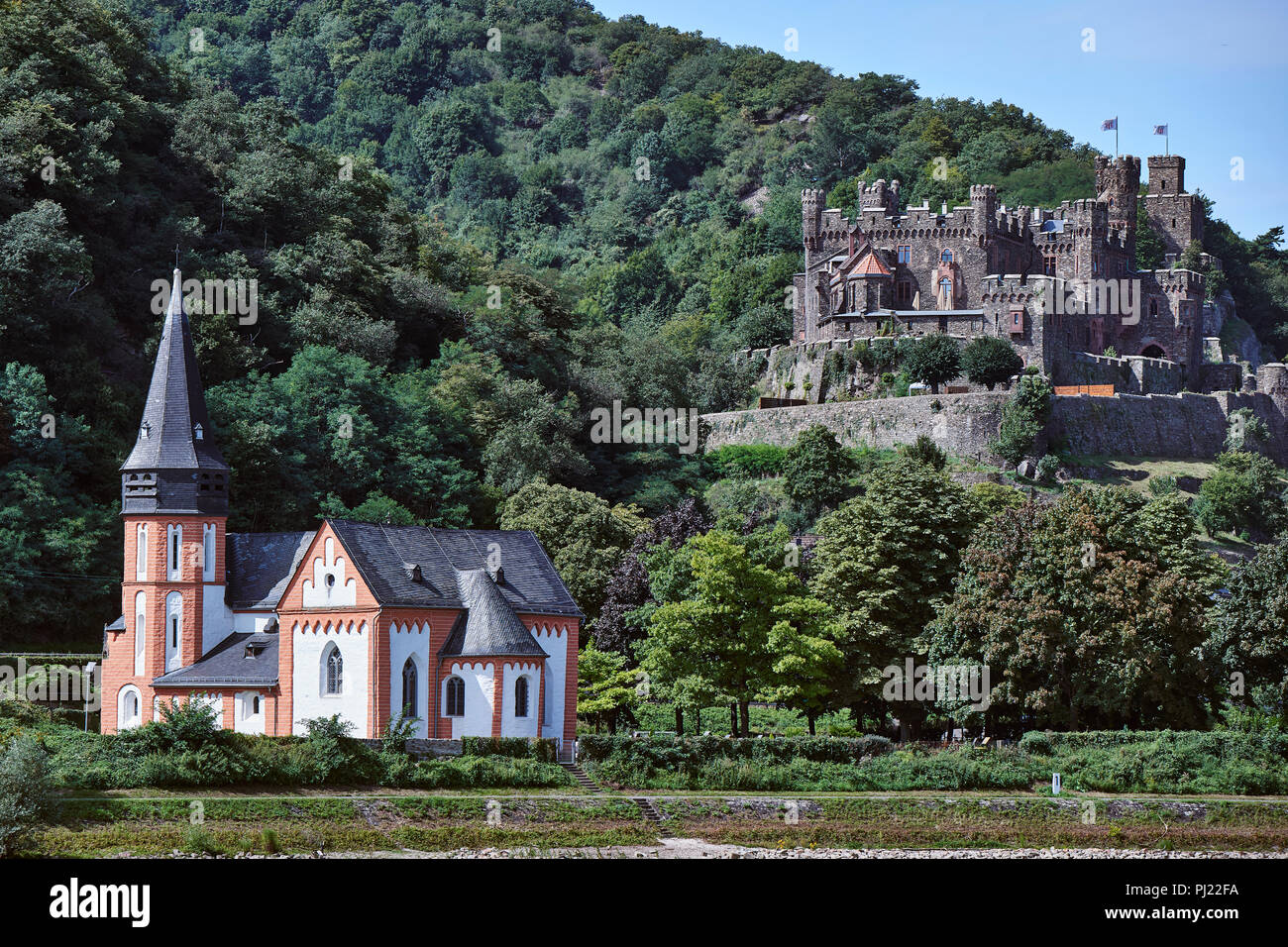 Clemenskapelle, Trechtingshausen, und Burg Reichenstein (Schloss) auf dem Fluss Rhein Stockfoto